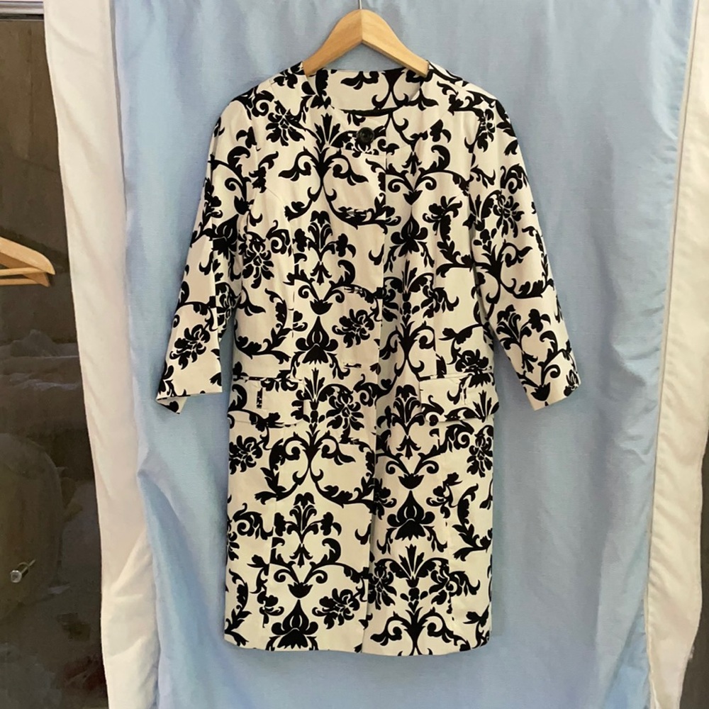 Black and white 3/4 sleeve swing coat